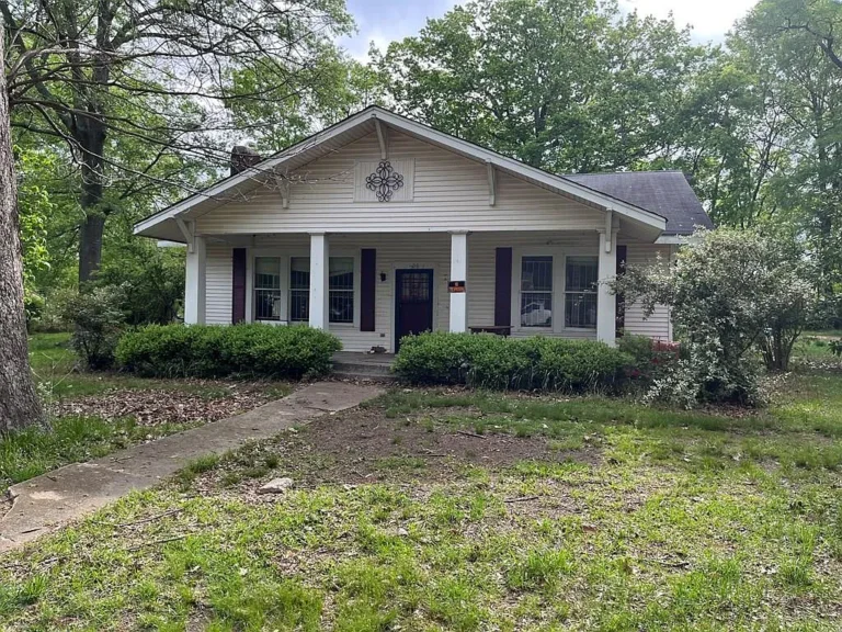 Charming 3-Bedroom Rambler on 1.14 Acres in Moorhead