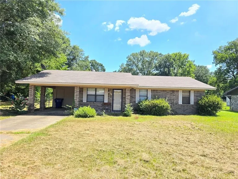 Charming 3-Bedroom Home with Solar Panels & Flexible Space