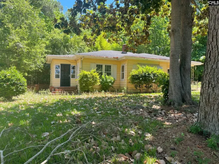 4 Bed / 2 Bath on 1 Acre Lot!