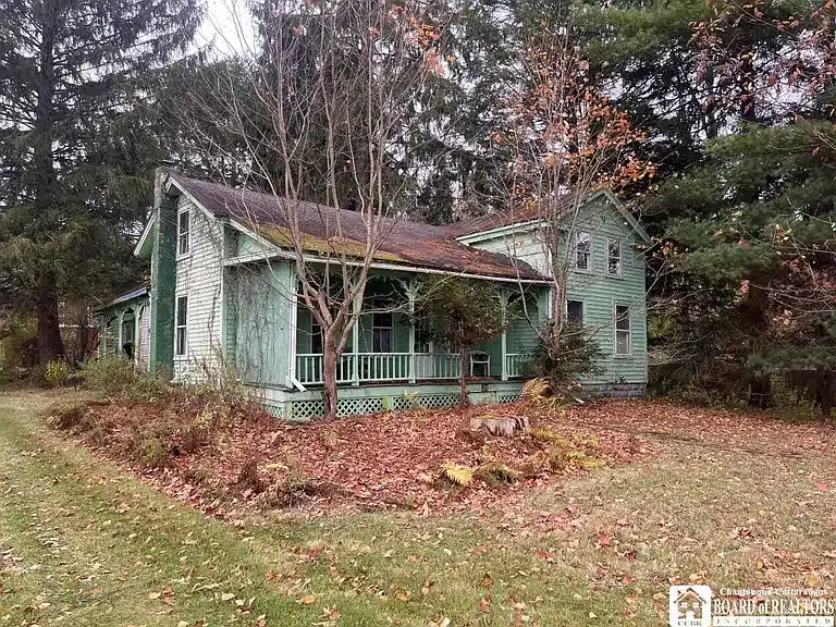 Historic 4-Bedroom Country Home & Barn