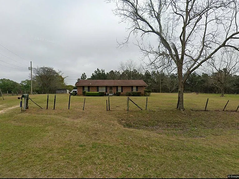 This single-family residence offers 1,000 square feet of living space and includes 1 full bathroom.
