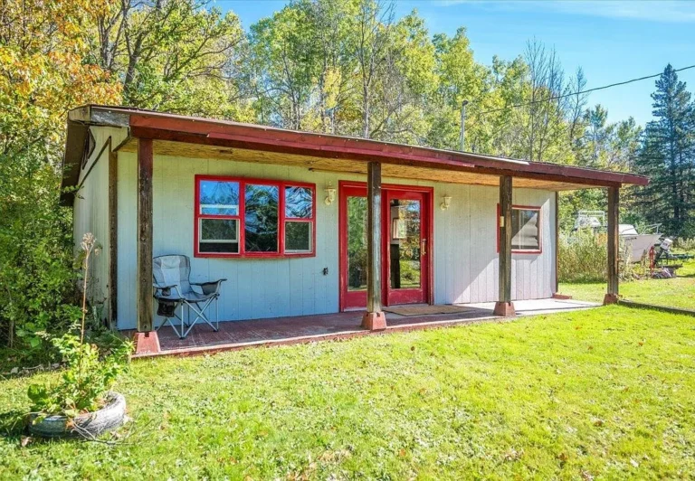 Cabin on 6 Scenic Acres Backing Pattison State Park