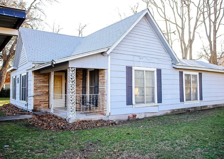 Timeless 1912 Charmer in the Heart of Clyde, TX