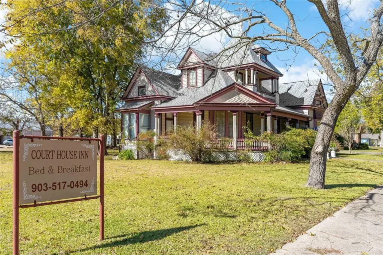 $199,000 / Court House Inn, Circa 1881 in Texas