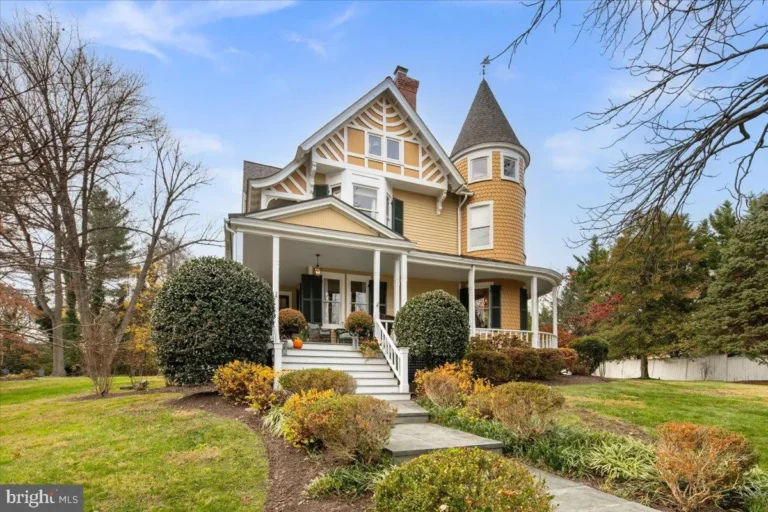 Iconic 1896 Victorian – 6 Beds, 3 Lots