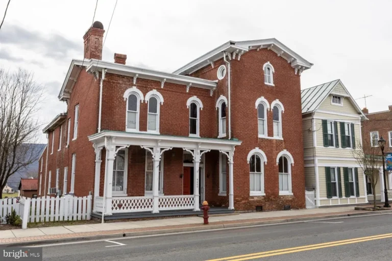 Period Craftsmanship, Grand Staircase & Classic Woodwork
