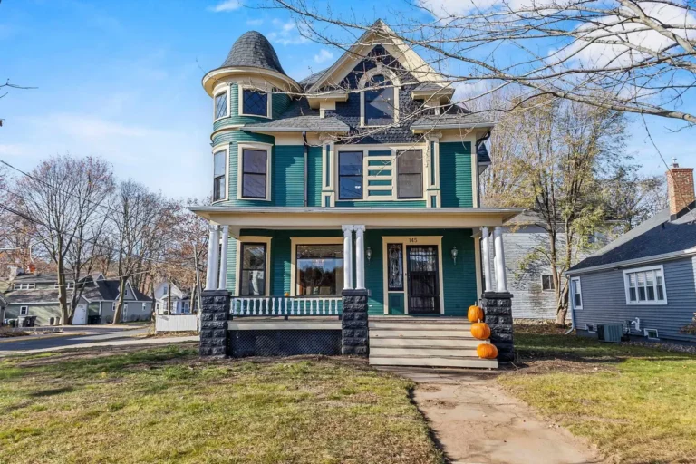 Fully Restored 1908 Victorian Packed With Original Woodwork & Modern Updates