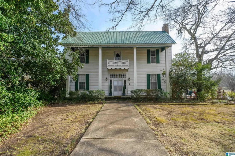 A St. Clair County Time Capsule on 5 Private Acres!