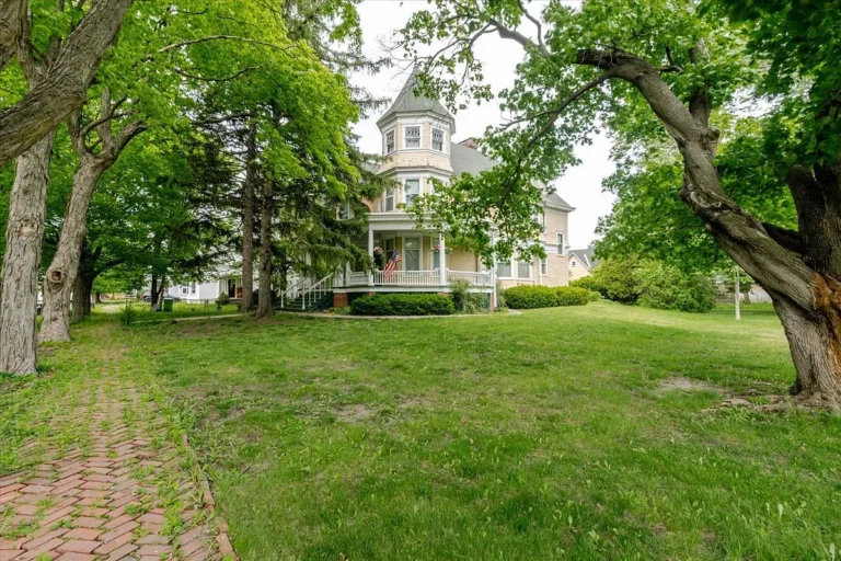 Historic 1899 Victorian Estate with Original Carriage House in Chenoa, IL for $230,000
