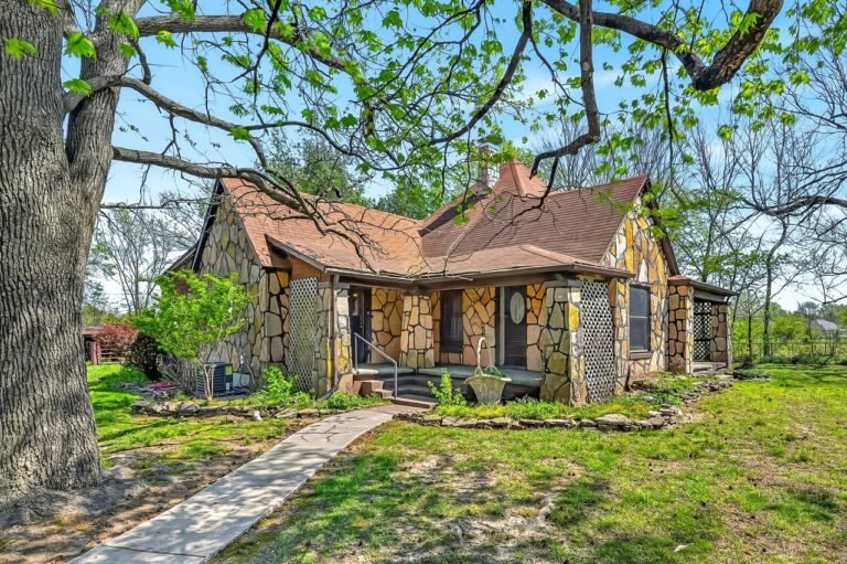 Ozark Homestead Horizon: A 1929 Country Estate with a Private Guest Cottage