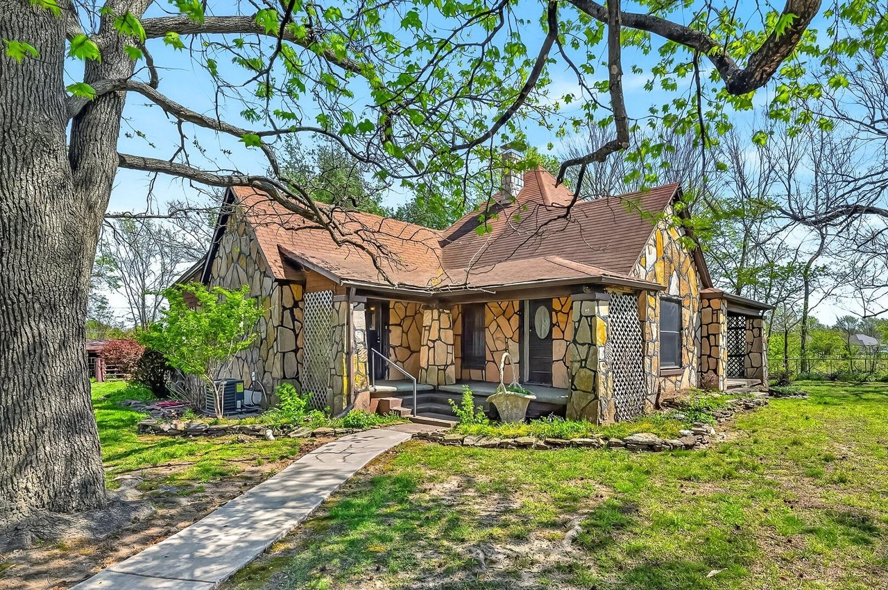 Ozark Homestead Horizon: A 1929 Country Estate with a Private Guest Cottage