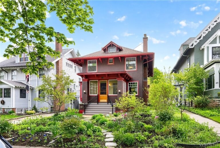 A 119-Year Masterpiece: The Meticulously Restored Parkside Craftsman with Timeless Soul