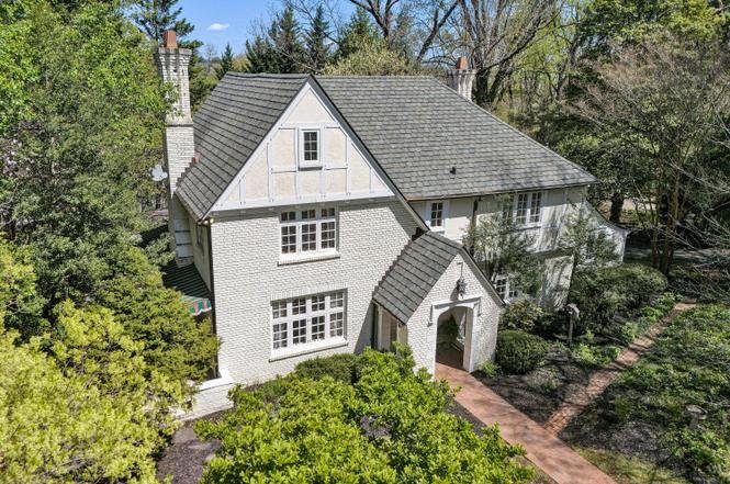 Roanoke’s Hidden Manor: An Elegant 1925 Mini-Estate Where History Meets Two-Acre Serenity