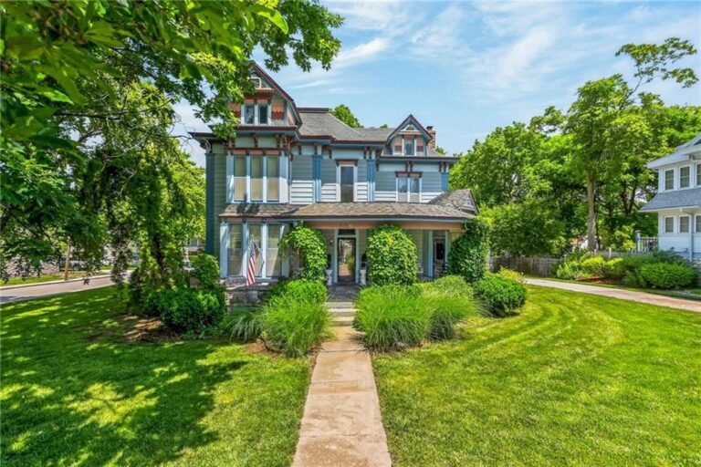 Listed by: Brandi Perkins 816-724-0166, Real Broker, LLC-MO